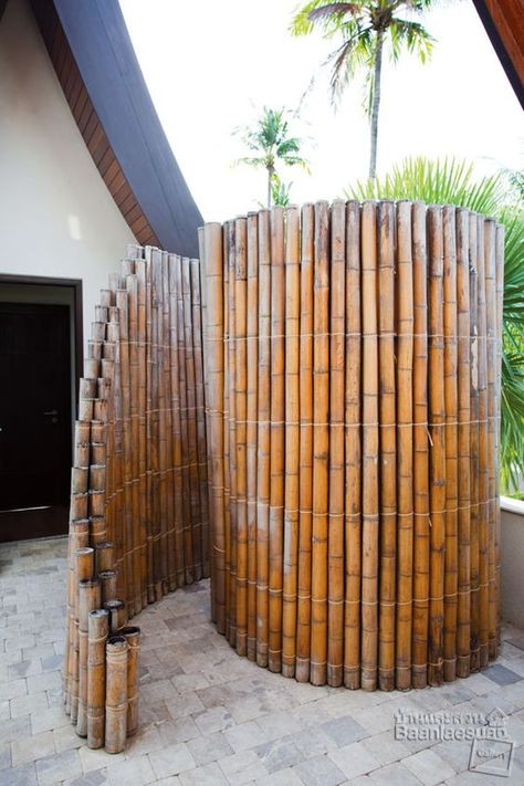 Showers Outdoor, Bamboo Fencing, Outside Showers, Landscaping Inspiration, Outdoor Showers, Outdoor Bath, Outdoor Bathroom, Bamboo House, Bamboo Fence