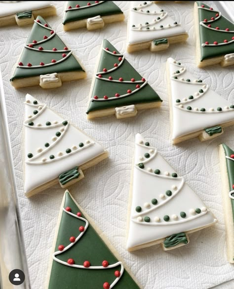 Sugar Cookie Christmas Tree Decorated, Gingerbread Christmas Tree Cookies, Decorated Tree Cookies, Cookie Tree Christmas, Christmas Tree Cookie Ideas, Christmas Baked Goods Recipes, Cookie Tree Decorations, Christmas Tree Decorated Cookies, Christmas Tree Royal Icing Cookies