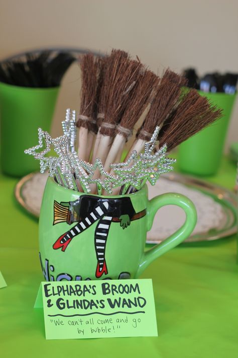 Glinda's wand and Elphaba's broom - "We can't all come and go by bubble!" Musical Theme Party, Broadway Sweet 16, Theatre Cake, Wizard Of Oz Decor, Broadway Theme, Broadway Party, Halloween First Birthday, Wicked Musical, Glinda The Good Witch