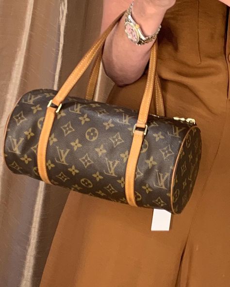 Louis Vuitton Papillon Bowling Bag. Super cute! 439. . .  #ootw #outfit #outfitoftheday #photooftheday #outfitoftheday #ootdsubmit #outfitlove #outfitoftheweek #ootddaily #outfitinspiration #ootd #favoriteoutfit #ootdfash #outfitsideas #outfitideas #ootdshare #outfitinspo #ootdfashion #bestoutfit #ootd #ootdgoals #fashion #ootdbloggers #like #love #follow #ootd #fashionootd #prelovedfashion #louisvuittonbag Lv Papillon Bag, Louis Vuitton Vintage Bag, Fashion Mark, Louis Vuitton Outfit, Sac Louis Vuitton, Louis Vuitton Papillon, My Style Bags, Lv Fashion, Bowling Bag