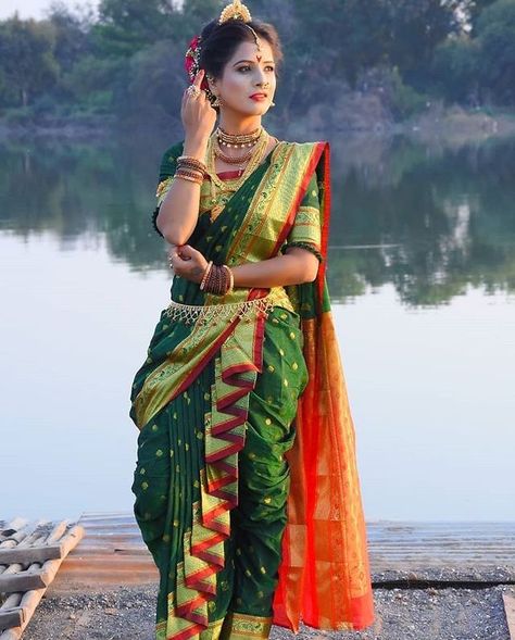 Saree Selfie Poses, Traditional Saree Poses, Marathi Look, Poses In Saree, Traditional Poses, Maharashtrian Bride, Maharashtrian Saree, Kashta Saree, Saree Traditional