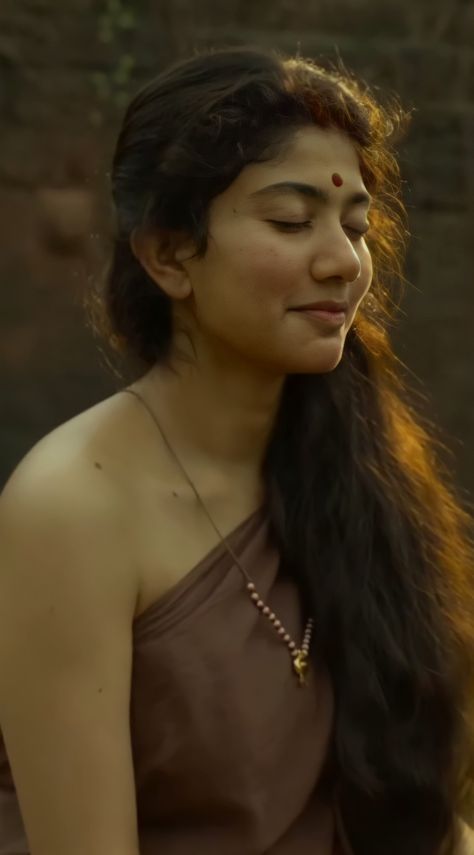 Sauth Hiroin Hd Photo, Sai Pallavi Hd Images, Beautiful Arms, Sai Pallavi, Keerthy Suresh, Rakul Preet, Beautiful Photoshoot, Hot Images, Monica Bellucci