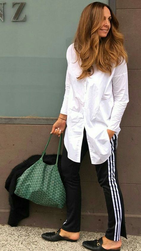 Summer Time Outfits Black Women, Adidas Street Style, Gucci Slipper, Looks Adidas, Adidas Trousers, Track Pants Outfit, Look Adidas, Blow Out, Adidas Fashion