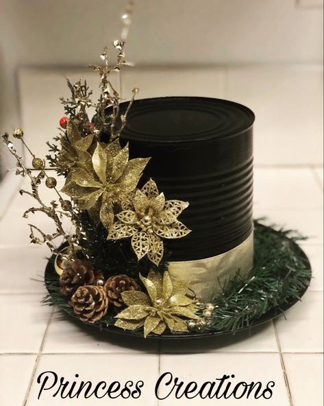 Diy Christmas Hats, Christmas Arrangements Centerpieces, Recycled Christmas Decorations, Christmas Topper, Black Top Hat, Christmas Centerpieces Diy, Easy Christmas Decorations, Christmas Decorations Diy Outdoor, Christmas Crafts For Gifts