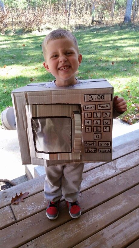 DIY microwave Halloween costume. Robot Halloween Costume, Homemade Robot, Diy Costumes Kids Boys, Canvas Shoes Diy, Diy Fantasia, Robot Costume, Best Group Halloween Costumes, Halloween Infantil, Robot Costumes