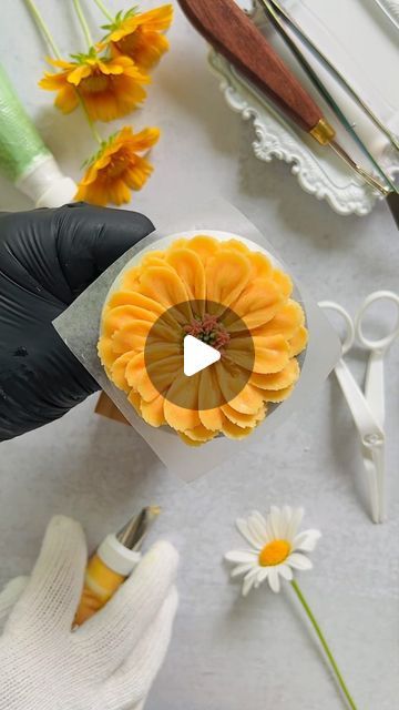 Fall Buttercream Flowers, Cupcake Decorating Techniques, Buttercream Techniques, Piping Buttercream, Sunflower Cupcakes, Sunflower Cookies, Italian Meringue Buttercream, Flower Sugar Cookies, American Buttercream