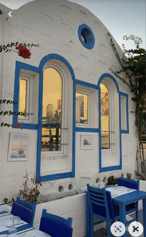 Santorini Cafe, Greece Architecture, Resturant Design, Cafe Exterior, Santorini House, Greek Decor, College Apartment Living Room, Blue Patio, Pool House Plans