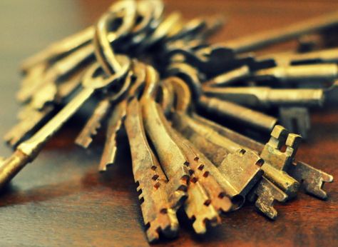 repurposing ideas Old Keys Repurpose, Old Key Crafts, Key Crafts, Key Decorations, Auto Locksmith, Memory Frame, Diy Home Security, Old Key, Old Keys