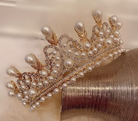 Beautiful vintage Victorian crown with pearls and Swarovski crystals. Perfect for a special occasion. The gold metal and pearls radiate elegance. Pearl Crown Aesthetic, Gold Crown With Pearls, Gold Pearl Crown, Gold Pearl Tiara, Gold Tiara Quinceanera, Wedding Crown Gold, Gold Crown Aesthetic, Quinceanera Headpiece, Quince Crowns Gold