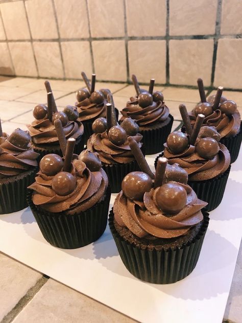 Cupcake With Chocolate Topper, Chocolate Candy Cupcakes, Chocolate Cupcake Design, Chocolate Cupcake Decorating Ideas, Cupcake Brownies, Chocolate Cupcakes Decoration, Cupcake Packaging, Cupcake Chocolate, Chocolate Cake Designs