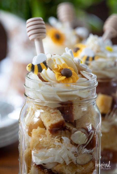 How to Make These Sweet Mason Jar Honey Cakes #recipe #dessert #masonjar #cake #honey #honeycake #honeyfrosting #edibleflowers #cute #cottagecore #honeybee Honey Cakes, Cake In A Jar, Dessert In A Jar, Honey Cake, In A Jar, Dessert Recipe, Crafts Ideas, Mason Jar, Frosting