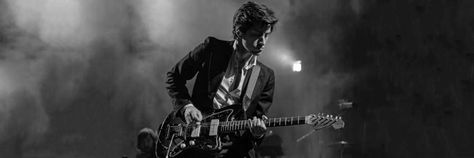 alex turner from arctic monkeys playing guitar header Arctic Monkeys Twitter Banner, Alex Turner Playing Guitar, Arctic Monkeys Wallpaper Ipad, Arctic Monkeys Banner, Arctic Monkeys Header, Arctic Monkeys Widget, Arctic Monkeys Wallpaper Laptop, Guitar Header, Guitar Icons