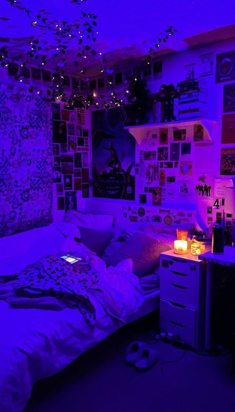 Grunge Room Led Lights, Neon Room Ideas, Chill Room Aesthetic, Room Aesthetic Ideas, Pastel Aesthetic Room, Neon Bedroom, Retro Bedrooms, Luxury Room Bedroom, Chill Room