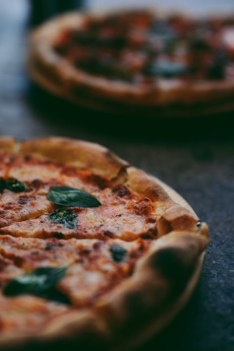 La pizza es seguramente uno de los platos más reconocidos del mundo. Tiene su propio día internacional el 9 de febrero y para muchos, es uno de los pilares básicos de la alimentación. Aunque Italia (y Nápoles más concretamente) se considera madre indiscutible de este plato, sus orígenes aún se debaten. Ya en Egipto se … Thick Crust Pizza, Pizza Margarita, Pizza Photo, Types Of Pizza, Pizza Margherita, Pasta Fatta In Casa, Pizza Crust Recipe, Fire Pizza, Pizza Recipes Homemade