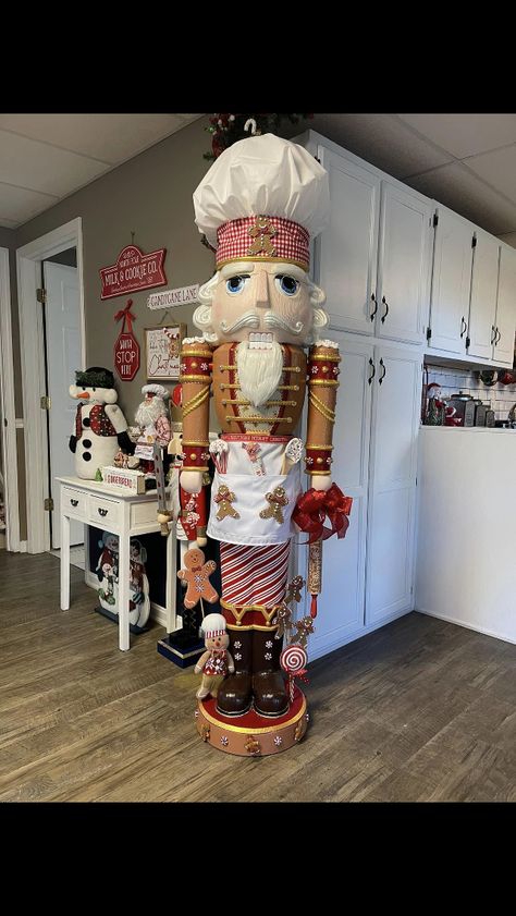 Nutcracker Garland, Nutcracker Makeover, Nutcracker Diy, Gingerbread Nutcracker, Diy Nutcracker, Nutcracker Ideas, Christmas Nuts, Nutcracker Figures, Nut Crackers