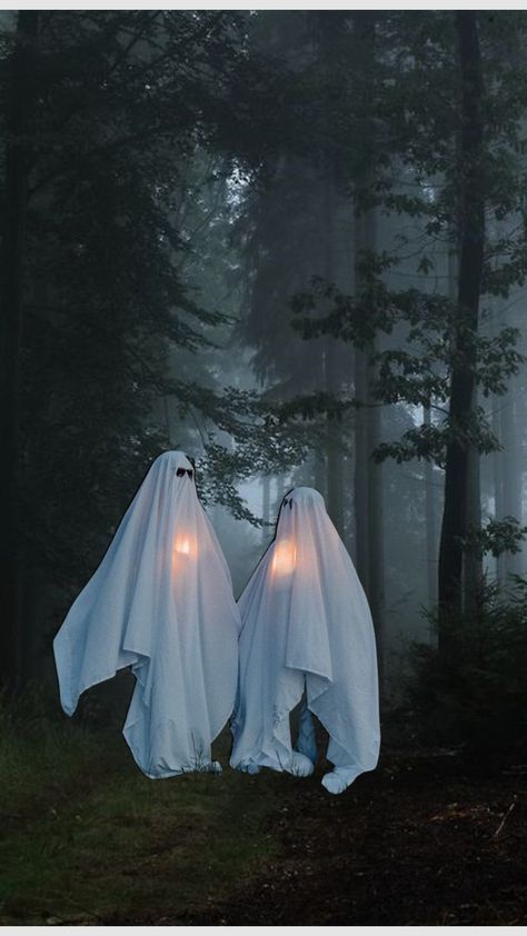 Group Ghost Photoshoot, Bestie Ghost Photoshoot, Best Friend Ghost Photoshoot, Halloween Yard Ghosts, Diy Floating Ghost, Ghost Couple Photoshoot, Sheet Ghost Photoshoot, Ghostly Aesthetic, Ghost Photoshoot Ideas