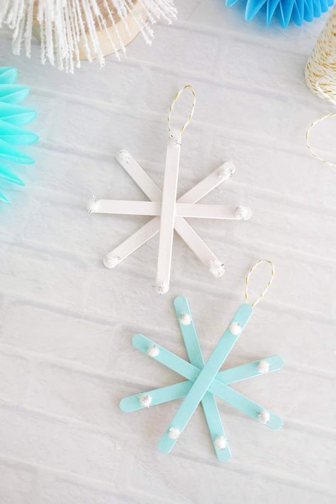 Popsicle Stick Snowflake - Childhood Magic Popsicle Stick Snowflake Ornaments, Popsicle Stick Ornaments, Popsicle Stick Snowflake, Snowflake Ornaments Diy, Craft Stick Projects, Popsicle Stick Christmas Crafts, Fun Winter Crafts, Diy Popsicle, Simple Snowflake