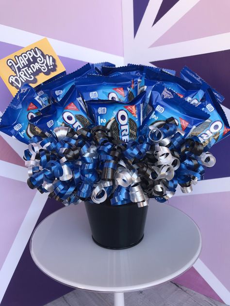 Oreo Bouquet, Money Birthday Cake, Birthday Candy Bouquet, Candy Arrangements, Candy Gift Baskets, Candy Bouquet Diy, Valentine Gift Baskets, Easter Cookie, Cookie Gift