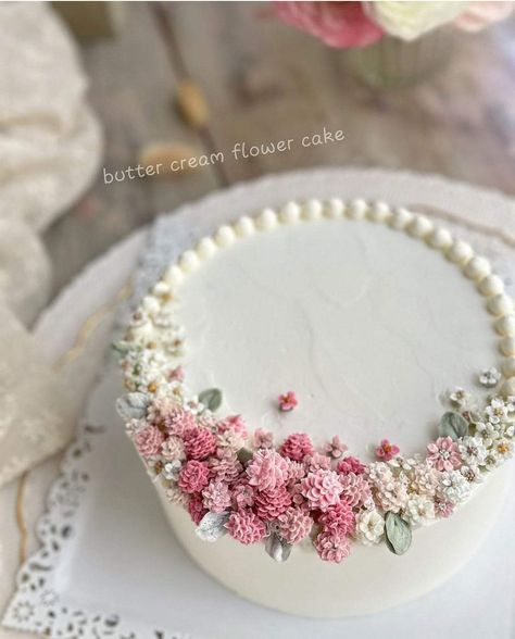 Flower Cake Inspiration, Floral Cake Design Birthday, Birthday Cake Unique, Floral Cake Design, Small Birthday Cakes, Decorate A Cake, Wedding Cake Fresh Flowers, Birthday Cake Decorating Ideas, Vintage Birthday Cakes