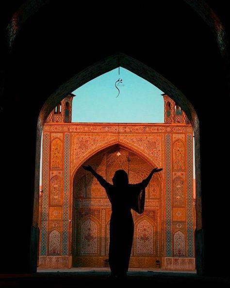 Iran Travel Destinations | Iran Honeymoon | Backpack Iran | Backpacking Iran | Iran Vacation | Iran Photography | Middle East #travel #honeymoon #vacation #backpacking #budgettravel #offthebeatenpath #bucketlist #wanderlust #middleeast #Iran #exploreIran #visitIran #TravelIran #IranTravel Ancient Middle East Aesthetic, City Of Brass Aesthetic, Daevabad Trilogy, Tac Mahal, Middle East Travel, Dr Visuals, Burning Sun, Visit Iran, Shiraz Iran