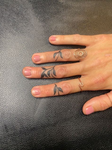 Dainty vine finger tattoo across the ring, middle, and pointer fingers Vine Stick And Poke, Stick And Poke Cover Up, Finger Tattoo Cover Up, Vine Hand Tattoo, Cover Up Finger Tattoos, Inside Finger Tattoos, Tatted Guys, Stick Poke, Hand And Finger Tattoos