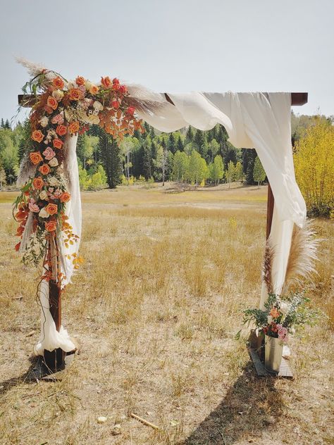 Fall Wedding Circle Arch Flowers, Rustic Orange Wedding Flowers, Orange Rustic Wedding Decor, Terracotta Wedding Arbor, Wedding Arch Orange Flowers, Fall Flower Arch Wedding, Diy Fall Wedding Arch Outdoor, Wedding Arch Flowers Rustic, Wedding Arch Orange