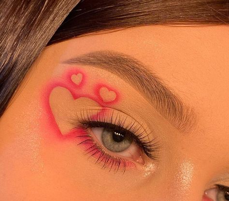 Heart Shaped Eyeliner, Heart Shaped Eyeshadow, Heart Eye Shadow, Heart Eyeshadow Look, Eye Makeup Heart, Heart Makeup Look, Heart Eyeshadow, Cupid Costume, Queen Of Hearts Halloween