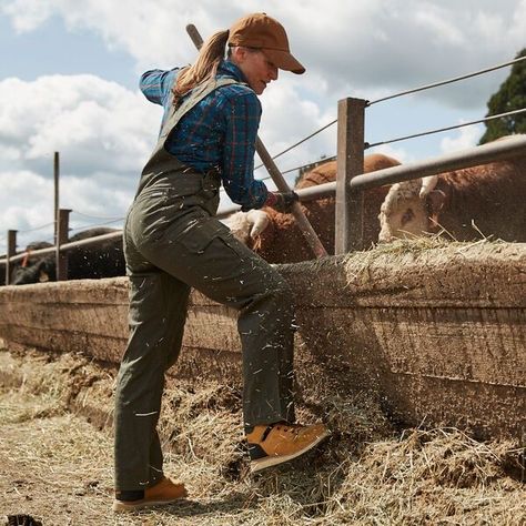 Women In Suspenders, Farmer Outfit, Farm Women, Farm Fashion, Farmer Girl, Female Farmer, Farm Clothes, Farm Photography