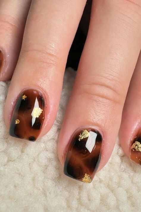 These tortoise shell nails are simply elegant. The rich brown and black marbled effect is accentuated with touches of gold leaf, giving a luxurious and sophisticated finish. Perfect for adding a touch of glamour to any look!  // Photo Credit: Instagram @creativenails128 Tortishell Nails Design Square, Tortoise Print Nails, Tort Shell Nails, Tortoise Shell Nails Square, Pink Tortoise Nails, Tortus Shell Nail Designs, Nail Inspo Tortoise Shell, Summer Tortoise Shell Nails, Tortoise Shell Pattern