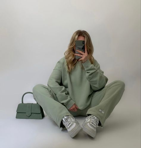 sage green sweatpants outfit idea Sage Green Sweatpants, Green Sweatpants Outfit, Green Sweatshirt Outfit, Outfit Sweatpants, Neutral Color Outfits, Sweatsuit Outfit, Mint Outfit, Sweatpants Outfit Ideas, Green Sweatpants