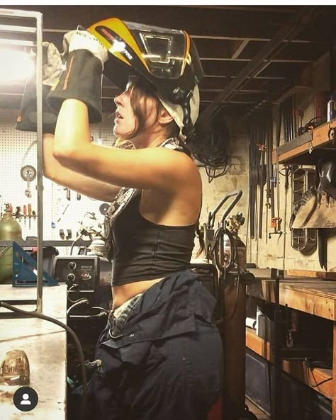 Welding Women, Welder Art, Mechanics Aesthetic, Women Welder, Mechanic Engineering, Woman Mechanic, Welding And Fabrication, Very Scary, Pose Reference Photo