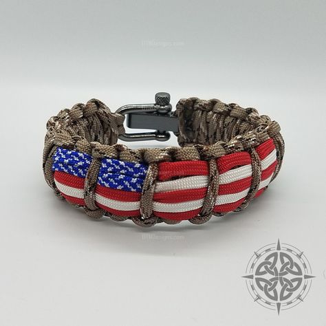 Show your support for our troops, and American pride with this rugged bracelet. The perfect gift for veterans, or current service members, these bracelets are handmade with Desert Camo paracord using a King Cobra Knot, with an integrated American Flag made with coreless paracord. Made with a high quality adjustable gunmetal shackle, or upgrade to a 316 Marine Grade Stainless Steel shackle. Gift box included! Shop more paracord crafts, and other items - www.etsy.com/shop/OneTrueNorthDesigns ---SIZING INSTRUCTIONS--- Use a measuring tape or a piece of string to measure the size of your wrist. Round up to the nearest 1/2 inch. For example, if you have a 7 1/4 inch wrist, order a 7 1/2 inch bracelet. Bracelets are made to fit that size and will be made 1-2 inches larger (depending on the style Marine Corps Paracord Bracelet, Paracord Projects Tutorials, Parachute Cord Crafts, Diy Friendship Bracelets Easy, Paracord Uses, Cobra Knot, Military Bracelet, Paracord Bracelet Designs, Paracord Crafts