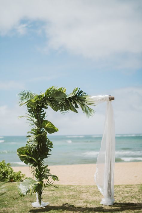 Wedding Arch Palm Leaves, Wedding Arch With Palm Leaves, Palm Arch Wedding, Hawaii Wedding Arch Ideas, Hawaiian Wedding Arch Ideas, Simple Elegant Beach Wedding, Palm Arch, Simple Tropical Wedding Arch, Beach Ceremony Arch