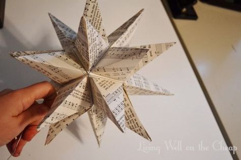 Looking for a spectacular way to finish of your Christmas tree? Have a look at this wide variety of tree toppers you can actually make yourself! Diy Tree Topper, Diy Christmas Star, Moravian Star, Diy Christmas Tree Topper, Christmas Star Decorations, Christmas Tree Star, Star Tree, 17 December, Diy Tree