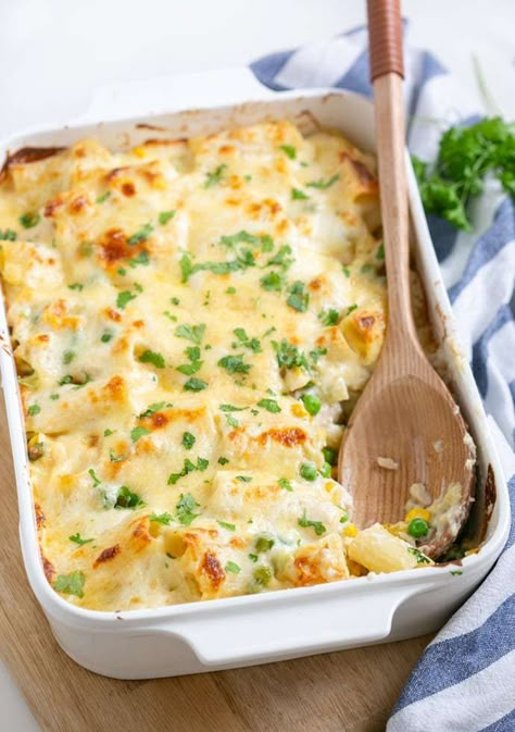 If you’re looking for a simple, easy-to-follow creamy tuna pasta bake recipe, this is the one! Absolutely easy, cheesy and loaded with veggies! #pastabake #pasta #tuna thepetitecook.com Recipes With Canned Tuna, Tuna Mornay Pasta Bake, Tuna Pasta Casserole, Tuna Pasta Bake Recipe, Creamy Tuna Pasta Bake, Easy Tuna Recipes, Pasta Tuna, Tuna Bake, Recipes Tuna