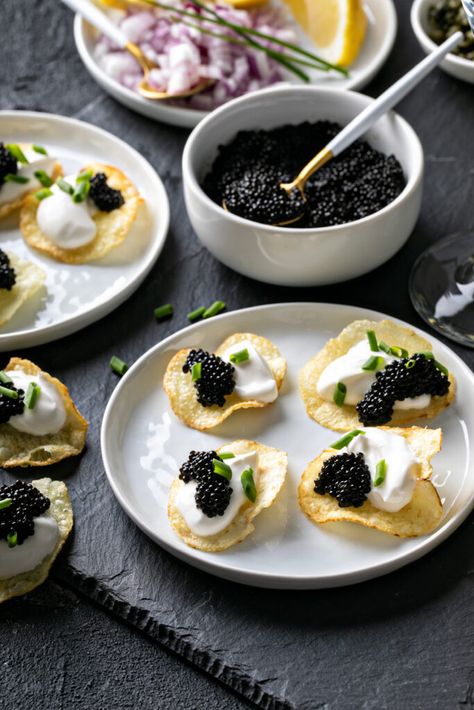 Easy And Elegant Appetizers, Potato With Caviar, Cute Appetizer, Chips And Caviar, Caviar And Potato Chips, Yacht Food Ideas, Caviar Snacks, Caviar Pairings, Passed Hors Doeuvres Ideas