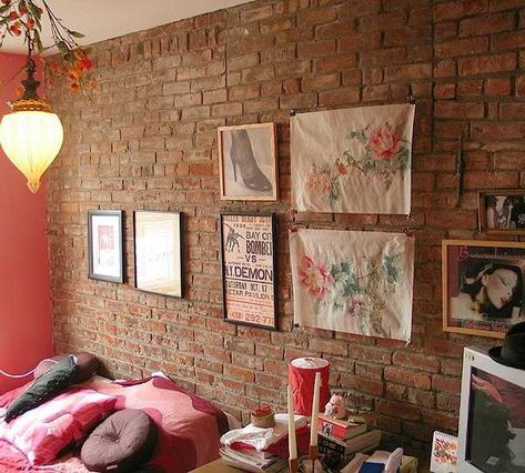 vintage style decor in room with brick wall Bedroom Brick Wall, Brick Wall Interior Design, Antique Brick Wall, Faux Stone Sheets, Brick Wall Bedroom, Brick Wall Ideas, Hipster Decor, Design Interior Modern, Red Brick Wall