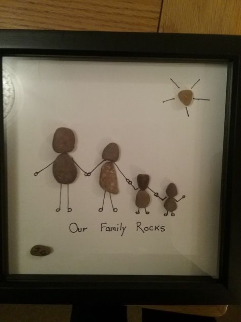 Rock Art Family, Family Pebble Art Ideas, Pictures Made With Rocks, Pebble Family Art, Family Craft Projects, Sea Glass Family Art, Family Rock Art, Rock Pictures Diy Pebble Art Family, Rock Family Art