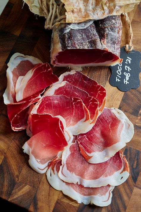 Fiocco - dry-cured ham made at home. Meat Love, Homemade Sausage Recipes, Homemade Sausage, Food Carving, Artisan Food, Smoked Ham, Roasted Meat, Air Fryer Recipes Healthy, Cured Meats