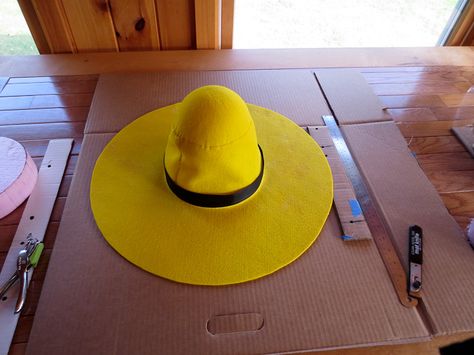 How to make a felt hat - halloween costume how to guide - -15 Curious George Halloween, Curious George Costume, Man With The Yellow Hat, Curious George Birthday Party, Curious George Party, Felt Kids, Baby Boy Halloween, Curious George Birthday