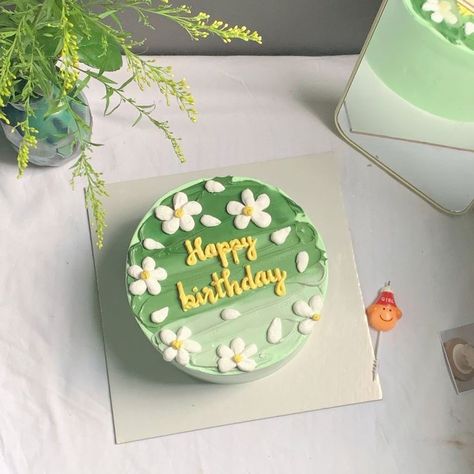 Green Bento Cake, Cakes Korean, Cake Frosting Designs, Army Birthday Cakes, Frosting Designs, Korean Cakes, Green Birthday Cakes, Cakes Beautiful, Army Birthday