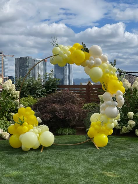 Lemon Theme Balloon Arch, Yellow And White Party Theme, Lemon Balloon Garland, Lemon Balloon Arch, Yellow Balloons Decoration, Yellow Decorations Party, Hoco Brunch, Yellow Balloon Arch, Yellow Balloon Garland