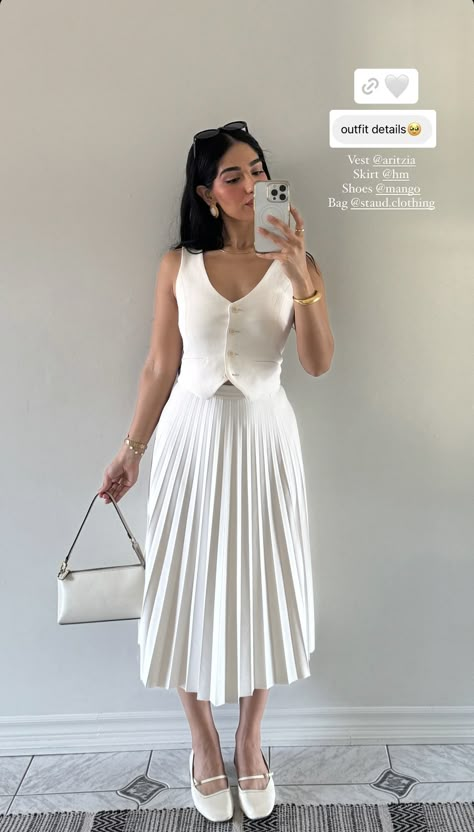 Modest Summer Concert Outfits, Elegant Romantic Style Outfit, White Dress Dinner Outfit, Styling Sleeveless Dress, Modest Old Money Aesthetic Outfit, Old Money Aesthetic Modest Outfit, Old Money Summer Outfits Women Modest, Romantic Casual Outfit, Modest Club Outfits