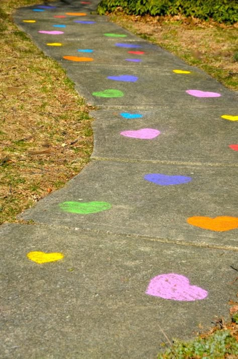 Use heart-shaped sidewalk chalk stencils to make a colorful walkway! <3 Chalk Stencils, Valentines Bricolage, Valentinstag Party, Happy Hearts Day, Heart Party, Sidewalk Chalk, Valentines Party, Valentine Fun, Outdoor Wedding Ceremony