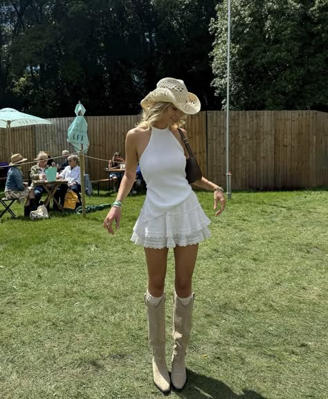 Cowboy Hat Festival Outfit, Outfits With Cowboy Hats, Cowboy Festival Outfit, Western Festival Outfits, Festival Outfit Uk, Cow Girl Aesthetic, Uk Festival Outfit, Reading Festival Outfits, Vintage Americana Fashion