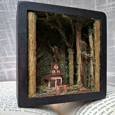 Box Diorama, Miniature Cottage, Wood Yard Art, Diy Shadow Box, Dollhouse Books, Boho Crafts Diy, Fairy Garden Crafts, Fairytale Cottage, Cottage In The Woods