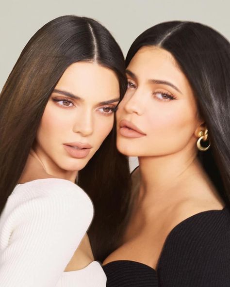 Kylie Cosmetics unveils Kendall x Kylie collection campaign. Kylie Jenner News, Kendall And Kylie Collection, Kylie Jenner Photoshoot, Estilo Kylie Jenner, Kim K Style, Jenner Sisters, Campaign Fashion, Kardashian Kollection, Kylie Jenner Style