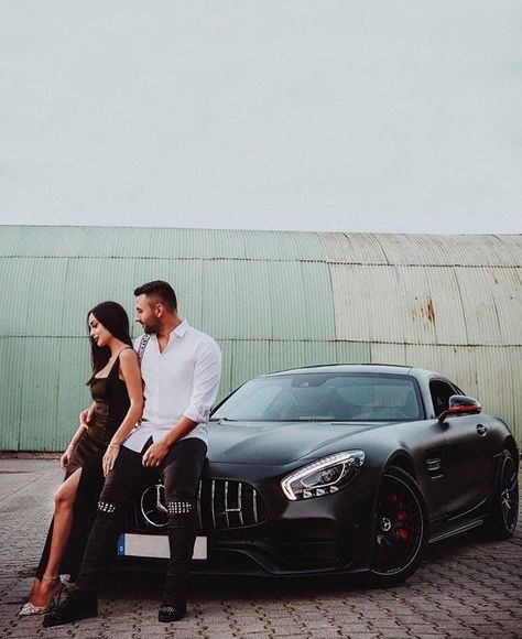 Couple Car Poses, Car Engagement Photos, Couple Travel Photos, Classic Car Photoshoot, Shooting Couple, Prom Picture Poses, Prom Photoshoot, Car Poses, Trending Songs