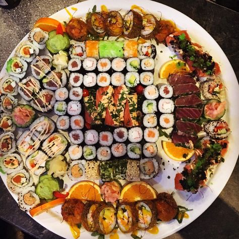 Fish Sushi, Sushi Platte, Tasty Food, Future Life, Food Cravings, Lunches And Dinners, Aesthetic Food, Vegetable Pizza, Cobb Salad