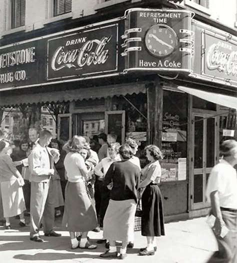 Teddy Boys, Soda Fountain, Coca Cola Vintage, Photo Vintage, Baby Boomer, Vintage Life, White Photo, Vintage Pictures, The Good Old Days